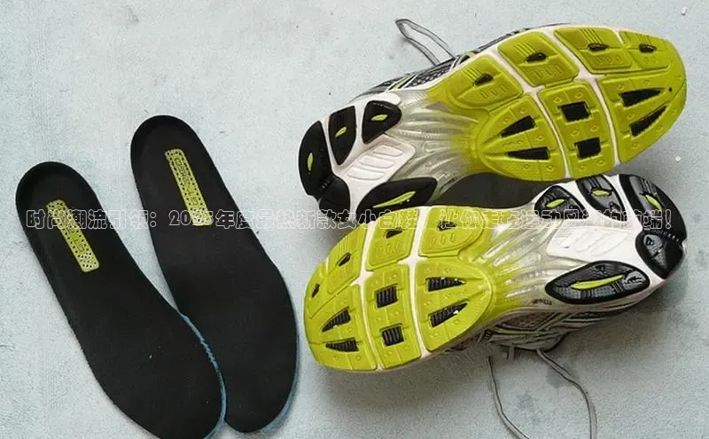 时尚潮流引领：2025年度最热新款女小白鞋，让你走在运动风潮的前端！