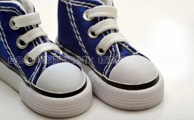 白色2025款增高运动鞋：打造高挑步伐的时尚选择